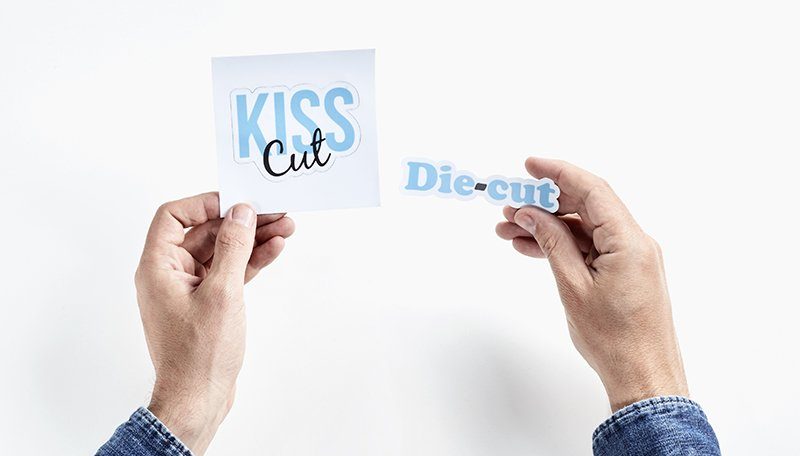Diversi tipi di adesivi: Kiss Cut vs Die Cut